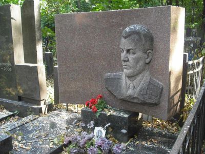 Могила - Кретов Степан Иванович (1919-1975), дважды Герой Советского Союза