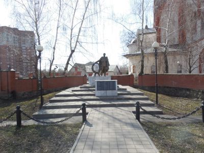 Братская могила воинов Советской Армии, погибших в период Великой Отечественной войны. Захоронено 214 человек, установлено фамилий 38 человек. Скульптура установлена в 1958 году