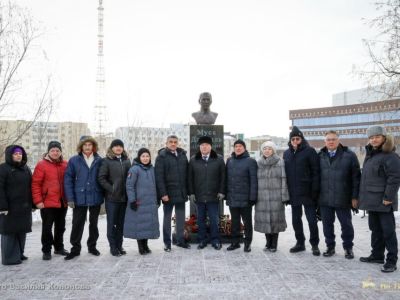 Делегация Республики Татарстан возложила цветы к бюсту Мусы Джалиля в Якутске