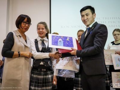 Ученики школы-интерната для детей-сирот передали свои рисунки музею космонавтики и авиации Якутии