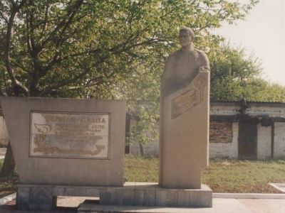 Памятник Герою Советского Союза Я.И.Чапичеву (скульптор Д.М. Журавлев)