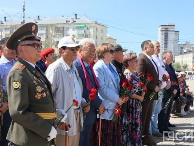Память в сердцах: в Якутске возложили цветы к монументу «Воинам-победителям»