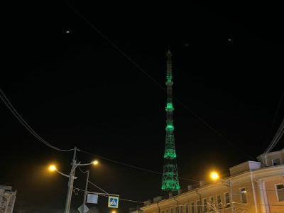 Фотофакт. Телебашня в Якутске засияла зеленым светом в честь акции «Сохраним лес»