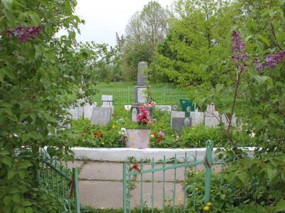 Братское захоронение советских воинов, погибших в 1941-44 гг.