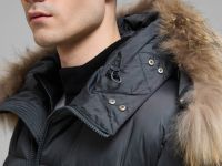 Стеганая куртка с капюшоном и меховой опушкой