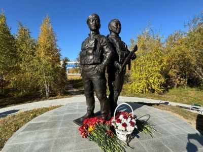 В Якутске открыли памятник Герою России Дмитрию Егорову и его боевому товарищу Николаю Романову