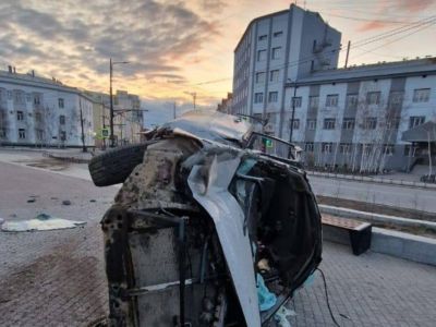 При попытке скрыться от ДПС пьяный водитель опрокинул автомобиль на площади Дружбы в Якутске