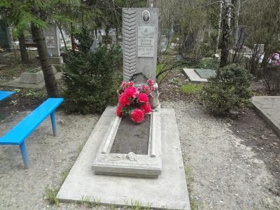 Могила В.А.Петрова, Героя Советского Союза (1913-1976)