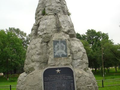 Памятник воинам, погибшим в разное время до 1941 г. (К. Котельникову, А. Краеву, М. Решетникову)