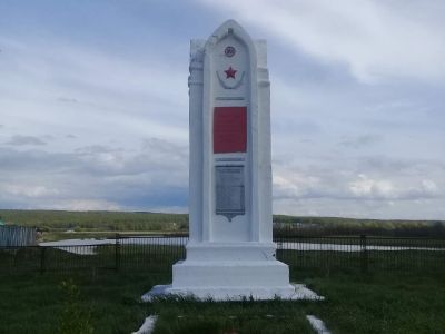 Братская могила. В 1917 году в борьбе за власть Советов большевики и активные участники Великой Октябрьской революции местными национальными контрреволюционерами были убиты и закопаны в одну могилу (17 человек)