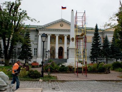 Парадный двор с обелиском