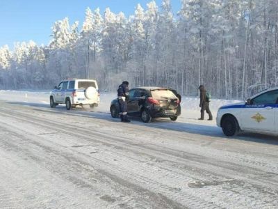 Инспекторы ДПС в Якутии помогли молодой паре, застрявшей на трассе в минус 50 градусов