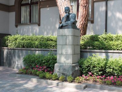 Памятник А.М.Горькому (скульптор И.Д.Бродский, архитектор А.Н.Котырев)