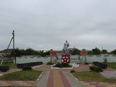 Братская могила советских воинов, погибших в боях с фашистскими захватчиками в 1943 году. Захоронено 678 человек, имена 352 человек установлены. Скульптура советского воина