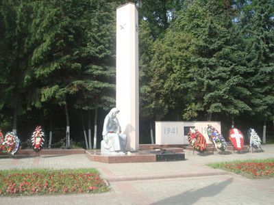 Братская могила советских воинов