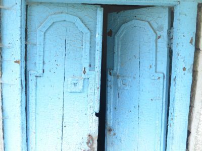 Деревянная резная дверь мечети