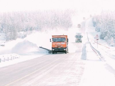 В сильные морозы и туман на трассах «Вилюй» и «Колыма» работает более 100 единиц спецтехники