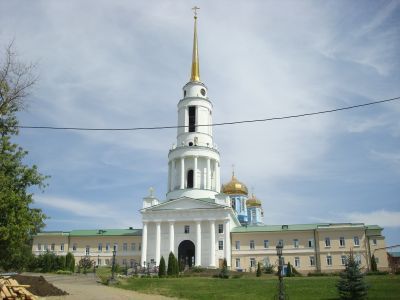Задонский Богородицкий монастырь. Надвратная церковь с колокольней и гостиничным корпусом.