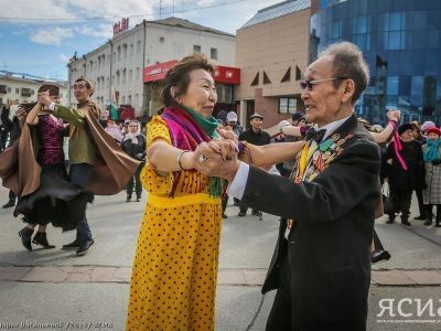 Каша, вальс и старые автомобили: В Якутске прошла встреча ветеранов войны и тыла