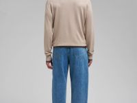 Легкий базовый джемпер полуприлегающего кроя