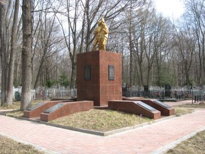 Мемориал на 222 захоронения воинов, умерших от ран в эвакогоспиталях, со скульптурой "Воин со знаменем и женщиной"