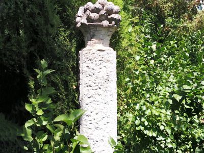 Ваза с фруктами у юго-западного фасада кухни