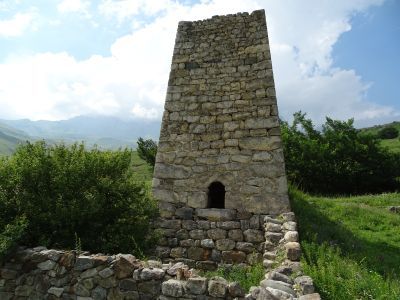 Замок (галуан) с башней Карацевых