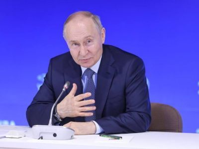 В Якутске ученики Высшей школы музыки подарили Путину его портрет