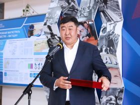 Московские школьники передали памятный костыль строителям железной дороги Якутск – Магадан