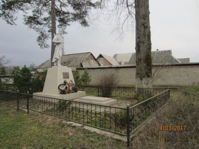 Братская могила советских воинов, партизан и мирных жителей, погибших в боях с фашистскими захватчиками