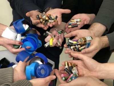 30 кг пластиковых крышек и 50 кг батареек на переработку сдали сотрудники «Полиметалла» в Якутске