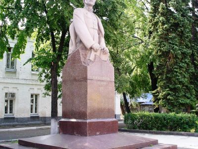 Памятник В.И.Ленину (гимназисту)