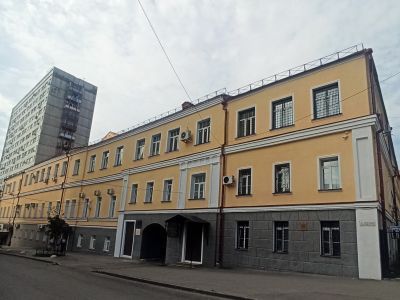 Здание гимназии, где в 1851-1853 гг. преподавал писатель-революционер Чернышевский Николай Гаврилович. Здесь в 1858-1863 гг. учился физик-электротехник Яблочков Павел Николаевич