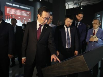 Айсен Николаев посетил уникальные экспозиции к 100-летию основания Якутской АССР