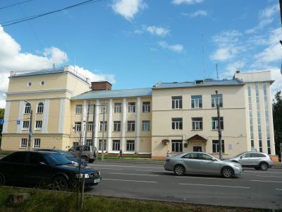 Здание бывш. межобластной школы милиции, у которого 15 июля 1941 г. произошел неравный бой курсантов школы с передовыми частями немецко-фашистских войск