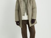 Пуховое полупальто с капюшоном и воротником-стойкой