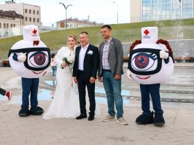 Фоторепортаж: сотни якутян встали в очередь на площади Республики для проверки зрения