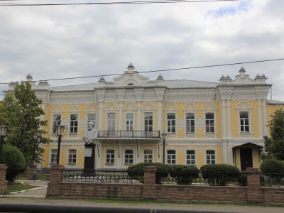 Здание, сочетающее в одной постройке функции жилого дома, конторы, магазина, с насыщенным фасадным декором