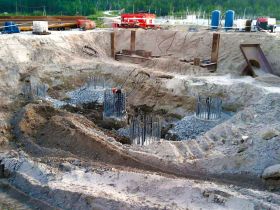 Паромную переправу запустили на стройке Ленского моста в Якутии