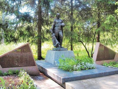 Братская могила советских воинов