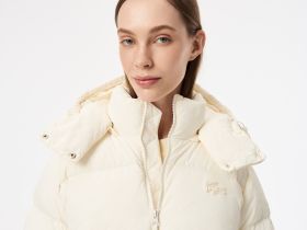 Женская короткая куртка Lacoste с капюшоном