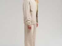 Легкий бомбер из вельвета с искусственным утеплителем