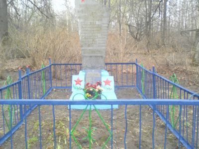 Братская могила 9 советских воинов, погибших в 1941 году в боях с немецко-фашистскими захватчиками