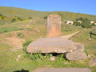 Надмогильная стела "Гьавнин накьв"-1 ("Конская могила")