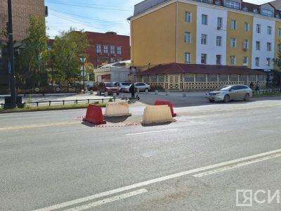 В центре Якутска на участке дороги образовался провал