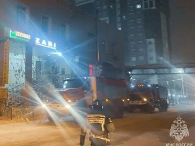 В Якутске ночью из жилого дома пожарные эвакуировали 66 человек