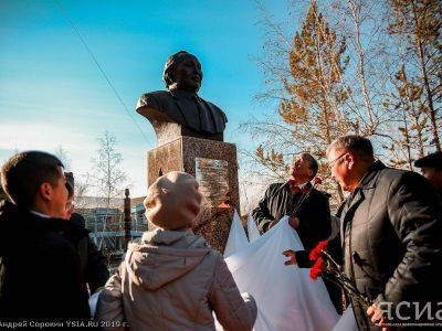 В Якутске установили памятник первому ректору Высшей школы музыки РС(Я) Василию Босикову
