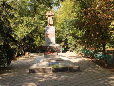 Братская могила советских воинов, погибших в период Сталинградской битвы