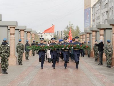 В Якутске возложили цветы в память об окончании Второй мировой войны