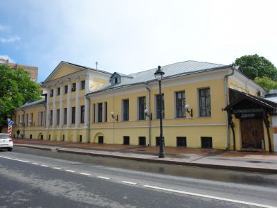 Главный дом с церковью